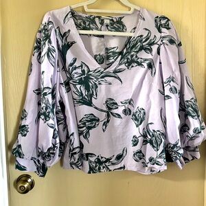 A New Day Purple floral V-neck w/puff sleeves, cropped Size L